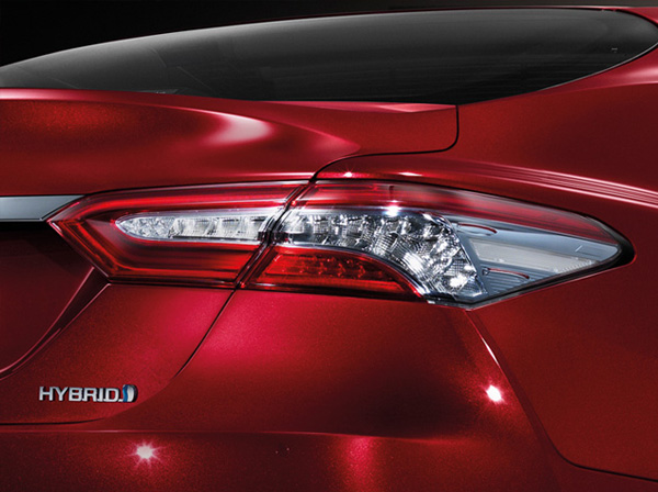 เปรียบเทียบ Toyota Camry Hybrid 2020 รุ่น Top และ รุ่นรอง Top